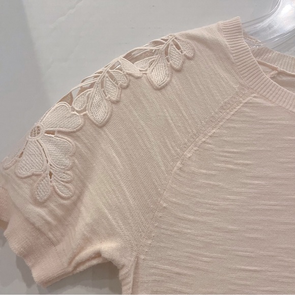Loft ladies short sleeve pink top with embroidered floral sleeves in XSP. - Picture 3 of 4